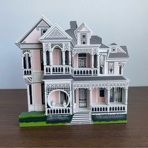1998 Shelias Collectible Shelf Sitter Wooden House